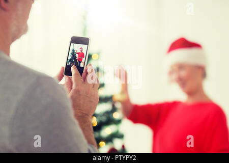 Nahaufnahme der ältere Mann picturing Frau an Weihnachten Stockfoto