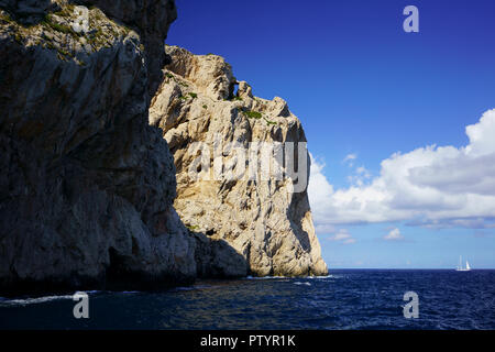 Klippen an der Nordküste in der Nähe von Cap de Formentor, Mallorca, Balearen, Spanien. Stockfoto