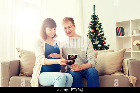 Glückliches Paar mit Ultraschall Bilder zu Weihnachten Stockfoto