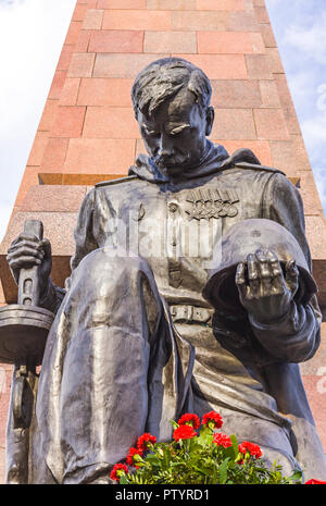 Die Statue des knienden sowjetischen Soldaten am Sowjetischen Ehrenmal im Treptower Park in Berlin. Zentrale Kriegerdenkmal in Ostdeutschland Stockfoto