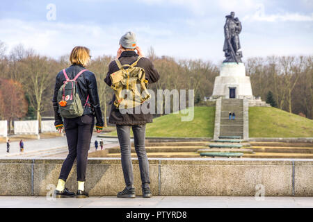 BERLIN, DEUTSCHLAND - 25. FEBRUAR 2015: Zwei Jugendliche das Sowjetische Ehrenmal im Treptower Park in Berlin. Zentrale Kriegerdenkmal in Ostdeutschland Stockfoto