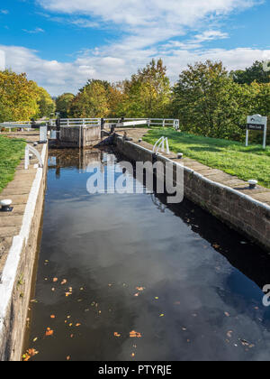 Hirst Schloss am Leeds und Liverpool Canal im frühen Herbst in der Nähe von saltaire West Yorkshire England Stockfoto