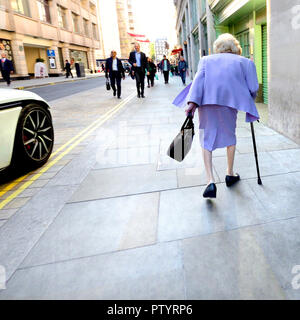 Alte Frau wandern in der Jermyn Street, London, England, UK. Stockfoto