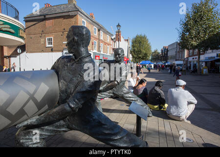 Statue von Lino Arbeiter, High Street, Zentrum, Staines-upon-Thames, Surrey Stockfoto