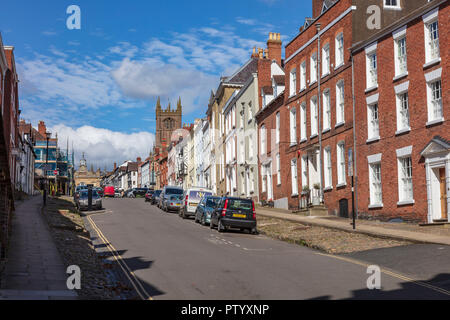 Ein Blick auf die Broad Street in Richtung Buttercross und High Street, Ludlow, Shropshire, Großbritannien Stockfoto