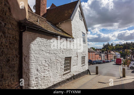 Ein Blick auf The Wheatsheaf Inn aus dem breiten Tor, in niedrigeren Breiten Tor, Ludlow, Shropshire, Großbritannien Stockfoto