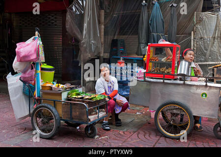 Traditionell weiblichen Street Food Verkäufer, Chinatown, Bangkok, Thailand Stockfoto