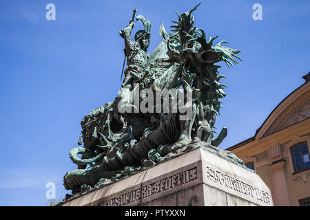 St. Georg und der Drache. Bronze Statue in Stockholm, Schweden. Es wurde am 10. Oktober 1912, dem Datum der Schlacht am Brunkeberg eingeweiht Stockfoto