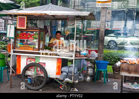 Straßenhändler kochen und Essen zubereiten, Bangkok, Thailand Stockfoto