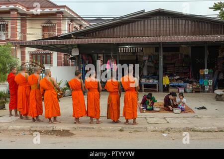 Vang Vieng, Laos - Januar 21, 2017: buddhistischen Mönchen Almosen sammeln in der Morgen in Vang Vieng, Laos Stockfoto