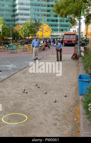 Detroit, Michigan - Leute spielen, pÃ©Tanque, die ähnlich ist zu Boccia, an einem warmen Herbsttag im Cadillac Square Park. Stockfoto