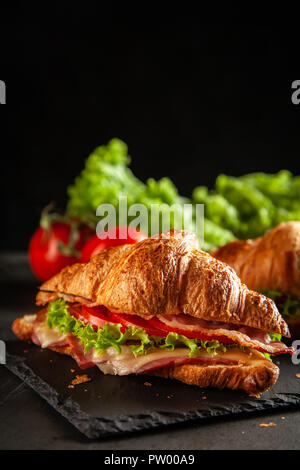 Klassische BLT croissant Sandwiches auf dunklem Hintergrund Stockfoto