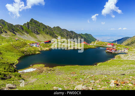 Rumänien. Balea See und Fagaras Gebirge im Sommer. Stockfoto