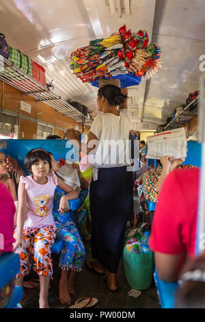 Mandalay, Myanmar - Oktober 4, 2016: Unbekannter burmesischen Frau snaсks Verkauf im Zug zwischen Mandalay und Hsipaw in Myanmar Stockfoto