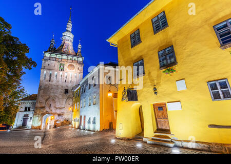 Sighisoara, Rumänien. Mittelalterliche Straße mit Uhrturm und Haus von Dracula in Siebenbürgen. Stockfoto