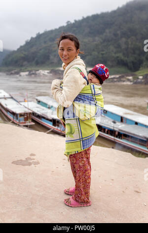 Pak Beng, Laos - 26. Januar 2017: Unbekannter laotischen Mutter und Kind im Dorf Pak Beng auf dem Mekong in Laos. Fast 70 Prozent der Stockfoto