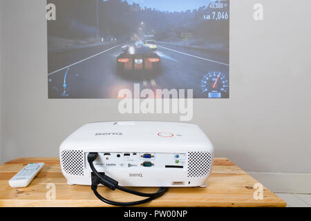 BenQ W1210 ST Projektor spielen Need for Speed für PlayStation 4. Stockfoto