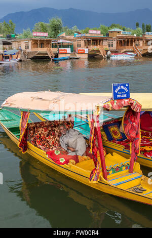 Srinagar, Indien - 14. Juni 2017: Bunte shikara Boote in Dal Lake, Jammu und Kaschmir, Indien. Lokale Leute benutzen Shikara für den Transport im Dal Lake Stockfoto