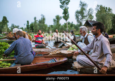 Srinagar, Indien - 16. Juni 2017: Unbekannter Gemüse Verkäufer, die ihre Produkte auf dem schwimmenden Markt in den frühen Morgenstunden am Dal Lake in Srina Stockfoto