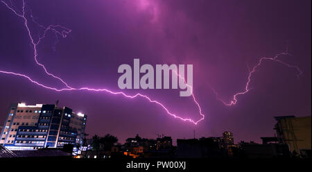 Monsun Gewitter nur über eine städtische Zivilisation Stockfoto