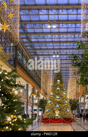 Berlin, Deutschland - Dezember 6, 2017: Weihnachtsbaum im Einkaufszentrum Arkaden am Potsdamer Platz in Berlin. Stockfoto