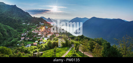 Dorf Brè. Schweiz, 12. Mai 2018. Wunderschöne Aussicht auf das Dorf in den frühen Morgenstunden vom Monte Brè Berg. Stockfoto