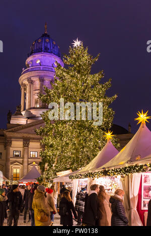 Berlin, Deutschland - Dezember 6, 2017: dekorierte Stände und Weihnachtsbeleuchtung am Gendarmenmarkt Weihnachtsmarkt. Stockfoto