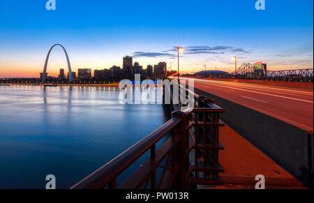 Die St. Louis, Missouri, Skyline und den Gateway Arch von Eads Bridge. Stockfoto