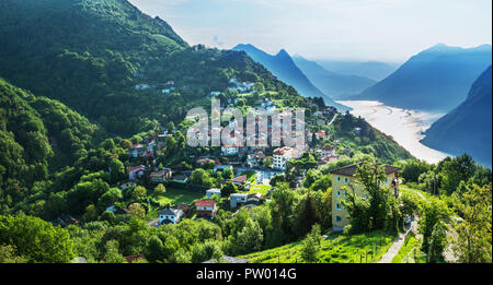 Dorf Brè. Schweiz, 12. Mai 2018. Wunderschöne Aussicht auf das Dorf in den frühen Morgenstunden vom Monte Brè Berg. Stockfoto