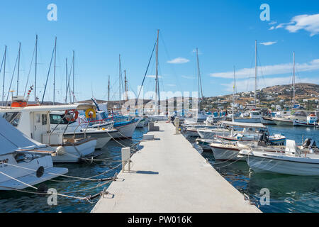 Parikia, Griechenland - Juni 1, 2018: Marina Port auf der Insel Paros in Griechenland Stockfoto