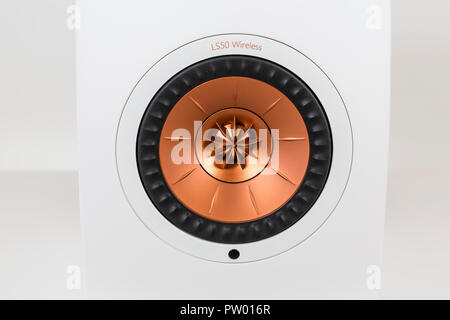 London, Großbritannien. KEF LS 50 drahtlose Lautsprecher in Weiß glänzend. Stockfoto