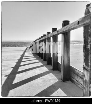 Buhnen am Strand Dawlish Warren Stockfoto