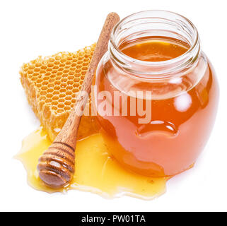 Glas voll von frischen Honig und Waben auf weißem Hintergrund. Stockfoto