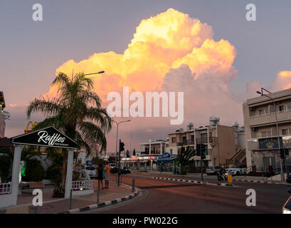 Wolken beleuchtet durch die untergehende Sonne über Paphos, Zypern. Stockfoto