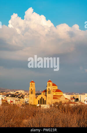 Blick auf Paphos mit der orthodoxen Kathedrale von Agio Anargyroi, Zypern. Stockfoto