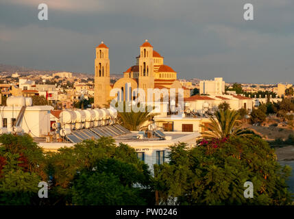 Blick auf Paphos mit der orthodoxen Kathedrale von Agio Anargyroi, Zypern. Stockfoto