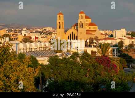 Blick auf Paphos mit der orthodoxen Kathedrale von Agio Anargyroi, Zypern. Stockfoto