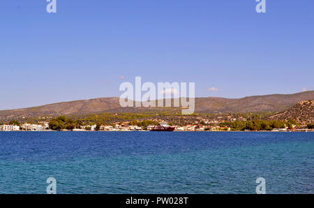 Landschaft von Eretria Euböa Griechenland als vom Boot aus gesehen - griechische Reiseziel im Sommer Stockfoto