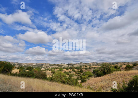 Georgien, Nationalpark Vashlovani die trockensten Wüsten. Panoramablick auf die Berge. Stockfoto