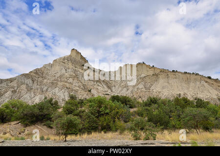 Georgien, Nationalpark Vashlovani die trockensten Wüsten. Panoramablick auf die Berge. Stockfoto