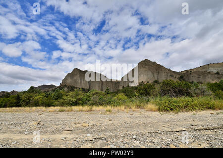 Georgien, Nationalpark Vashlovani die trockensten Wüsten. Panoramablick auf die Berge. Stockfoto