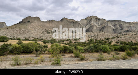 Georgien, Nationalpark Vashlovani die trockensten Wüsten. Panoramablick auf die Berge. Stockfoto