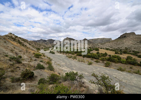 Georgien, Nationalpark Vashlovani die trockensten Wüsten. Panoramablick auf die Berge. Stockfoto