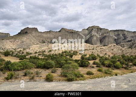 Georgien, Nationalpark Vashlovani die trockensten Wüsten. Panoramablick auf die Berge. Stockfoto