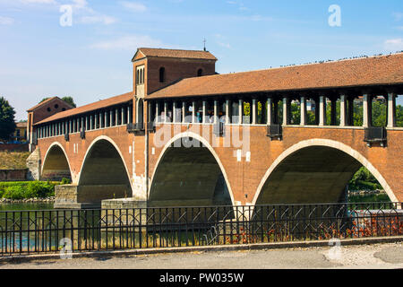 Der Ponte Coperto (Brücke), auch als die Ponte Vecchio (Alte Brücke), ein Backstein und Stein Bogen Brücke über Fluss Ticino in Pavia, Italien bekannt Stockfoto