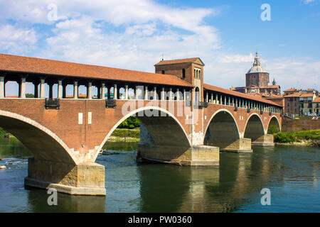 Der Ponte Coperto (Brücke), auch als die Ponte Vecchio (Alte Brücke), ein Backstein und Stein Bogen Brücke über Fluss Ticino in Pavia, Italien bekannt Stockfoto