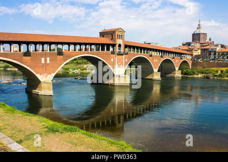 Der Ponte Coperto (Brücke), auch als die Ponte Vecchio (Alte Brücke), ein Backstein und Stein Bogen Brücke über Fluss Ticino in Pavia, Italien bekannt Stockfoto