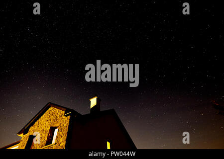 Sterne in der Milchstraße als im September nacht himmel über ein Haus in der ländlichen Westküste von Irland gesehen Stockfoto