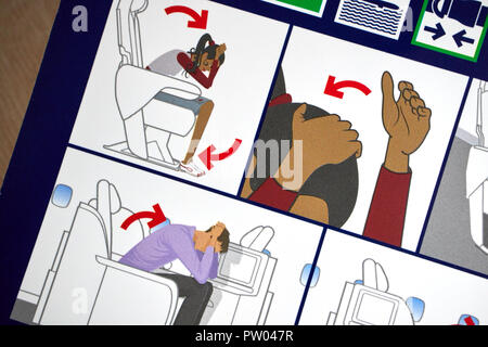Brace Position auf die Sicherheit an Bord gezeigt British Airways Flight Safety Card Information Stockfoto