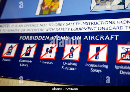 Verbotene Gegenstände an Bord Sicherheit an Bord von British Airways Flight Safety Card Information Stockfoto